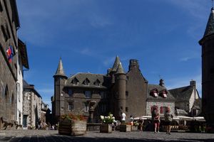 Aller à Salers la ville médiévale pas loin du gîte à la Forge des rêves