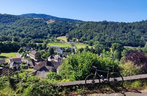 Cycliste sur une route de campagne dans le Cantal, près de Madic